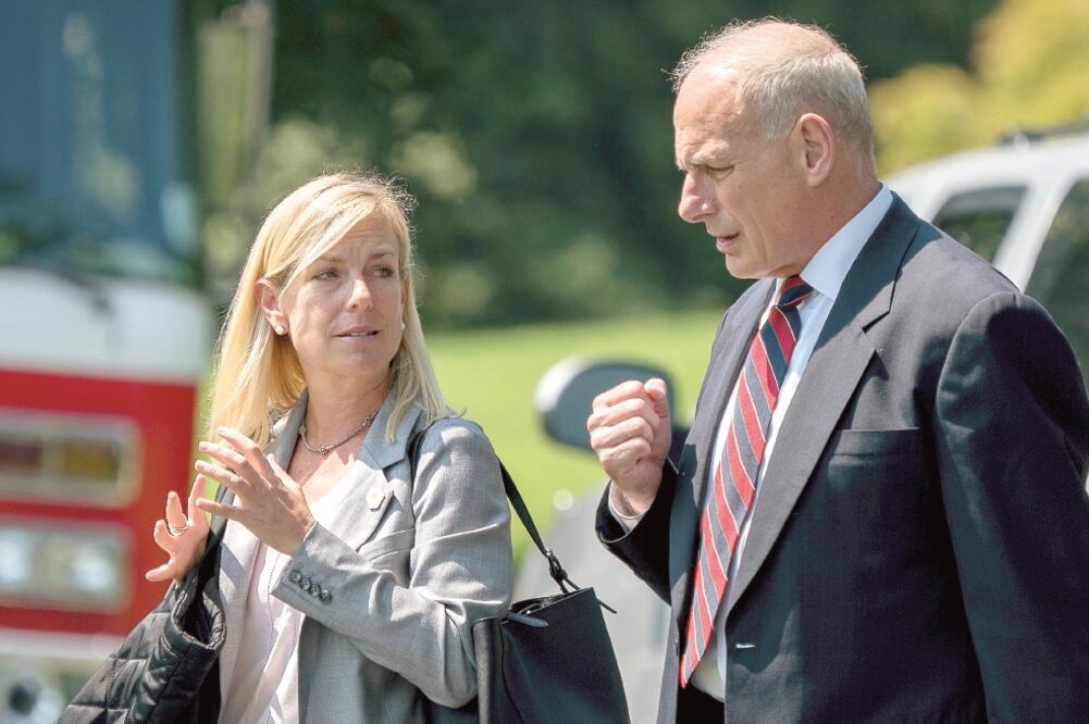 El jefe del gabinete, John Kelly, con su mano derecha, Kirstjen Nielsen, en esta imagen de agosto pasado, en Washington (ANDREW HARNIK. AP)