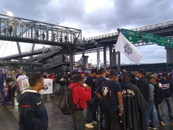 Lluvia no para consignas en bloqueo de policías en el AICM