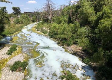 Derrame de pegamento pinta de blanco el río La Silla