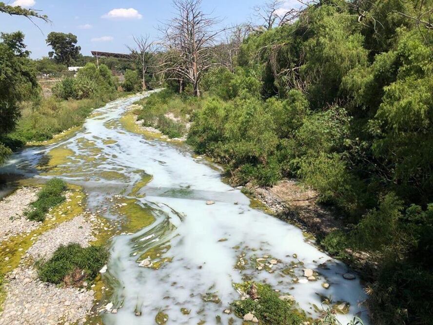 Una fuga de agua mezclada con pegamento se precipitó hacia el río La Silla y pintó de blanco el agua usualmente verdosa y cristalina (Foto: tomada de Twitter @LSA_MTY)