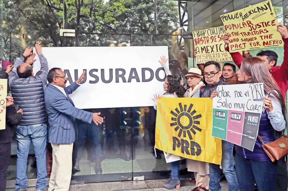 Alejandro Sánchez Camacho, secretario de Política Estratégica del PRD (izq.), encabezó el cierre simbólico de las instalaciones de la Secretaría de Energía en protesta por el alza al precio de combustibles anunciada para el 1.(LUCÍA GODÍNEZ. EL UNIVERSAL)