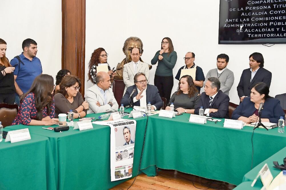 El alcalde de Coyoacán, Manuel Negrete, compareció ayer ante el Congreso local, en donde diputados le pidieron que renunciara al cargo, debido a las acusaciones de corrupción y falta de atención a la ciudadanía. Foto: CONGRESO DE LA CDMX