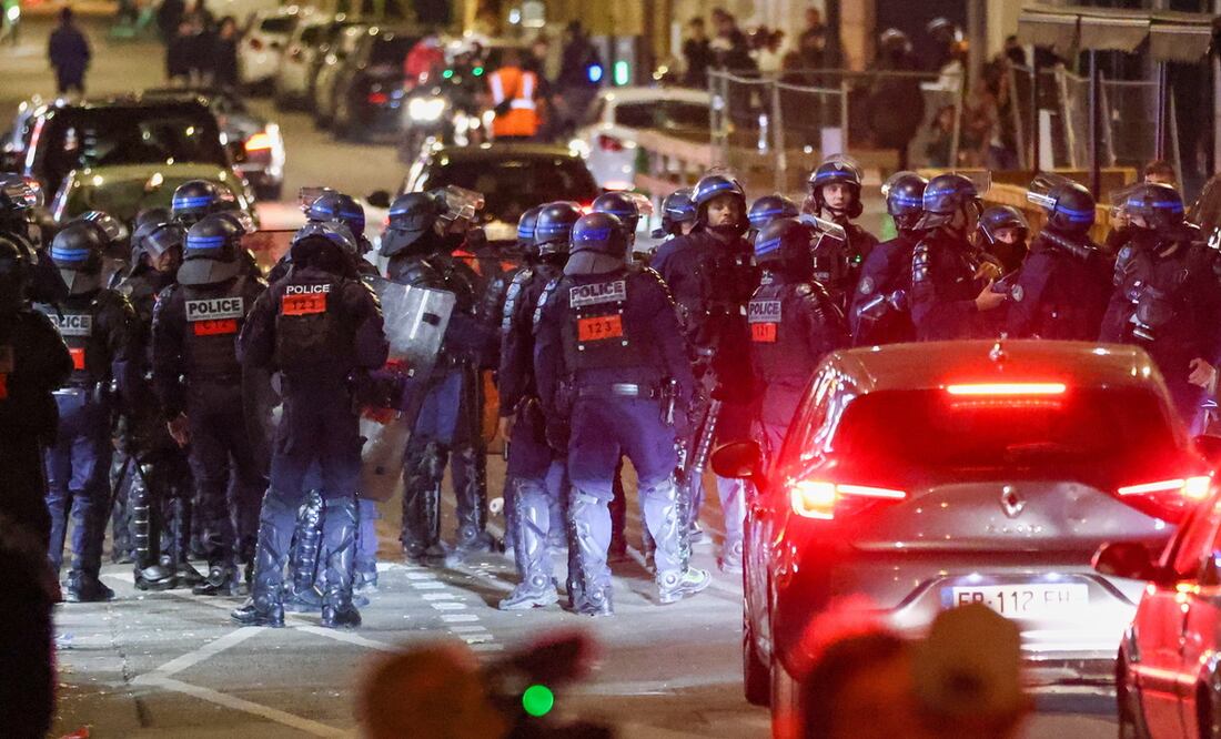 Las fuerzas antidisturbios, cerca del Arco del Triunfo en París el 1 de julio.  Foto: EFE