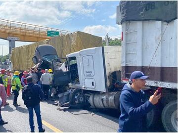 Tráiler provoca carambola sobre la autopista México-Puebla; reportan diez vehículos involucrados