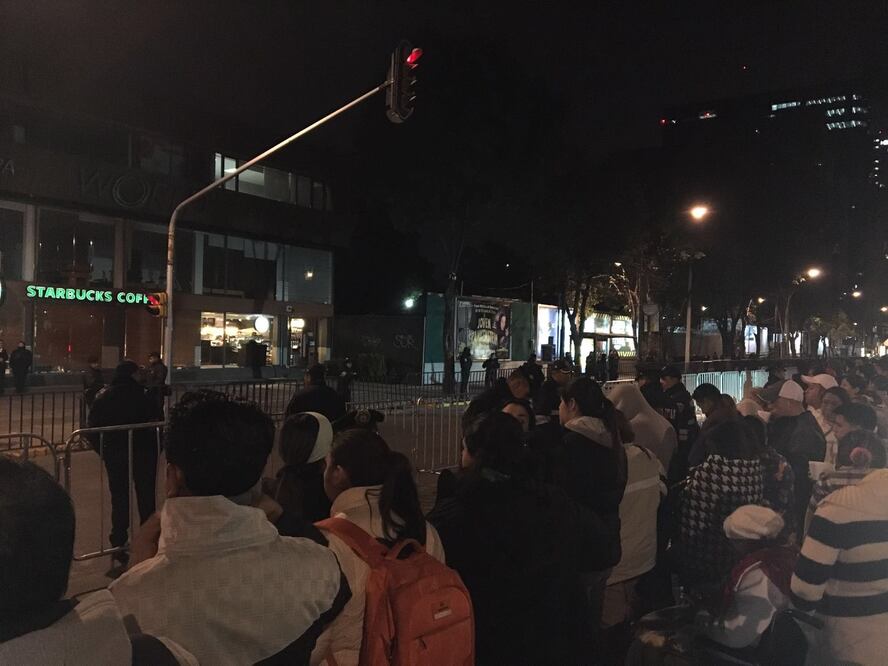 El frío es menor a los días anteriores, por lo que las personas acuden con chamarras a las inmediaciones del lugar para ver aunque sea unos segundos al Obispo de Roma (Pierre-Marc René / EL UNIVERSAL)