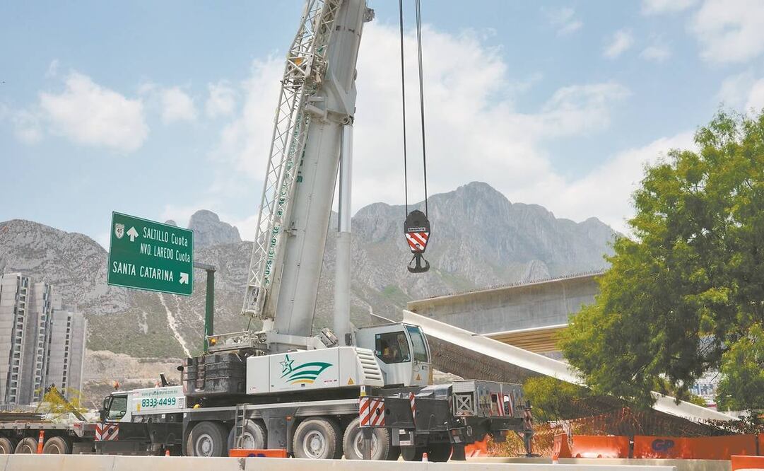 La viga que cayó sobre la avenida Ignacio Morones Prieto, en la colonia Infonavit la Huasteca, no ocasionó desgracias personales. Foto: Emilio Vázquez/ El Universal.