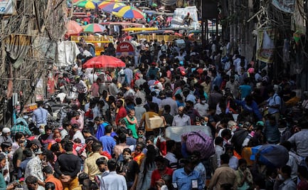 Tras récord de contagios, India decreta toque de queda nocturno en Nueva Delhi