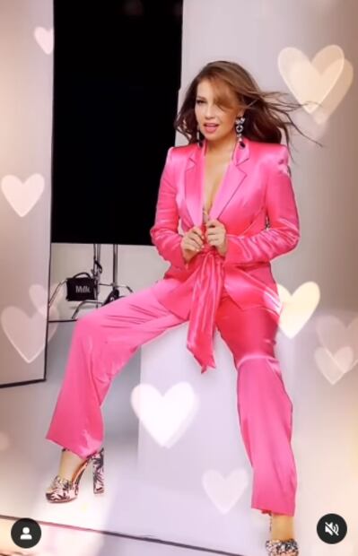 Thalia sabe cómo llevar un traje con el mejor estilo “barbiecore” y se lleva todas las miradas