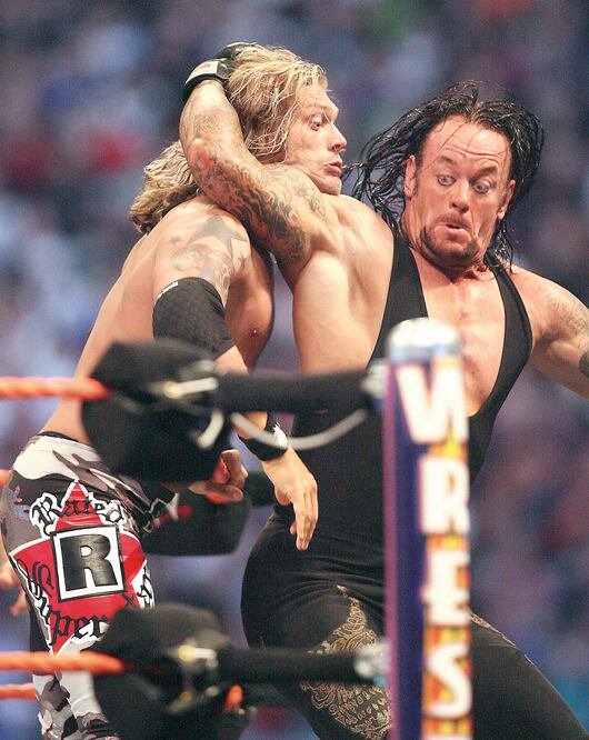 Undertaker (der.) perdió su paso invicto ante Lesnar en abril de 2014 (ARCHIVO. EL UNIVERSAL)