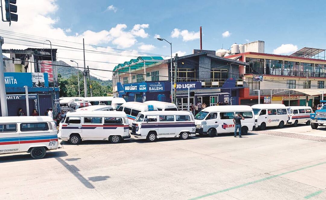 Algunos taxistas y combis de Zitácuaro hacen trabajo de halcones para el crimen organizado y realizan bloqueos, dicen autoridades. Foto: Especial
