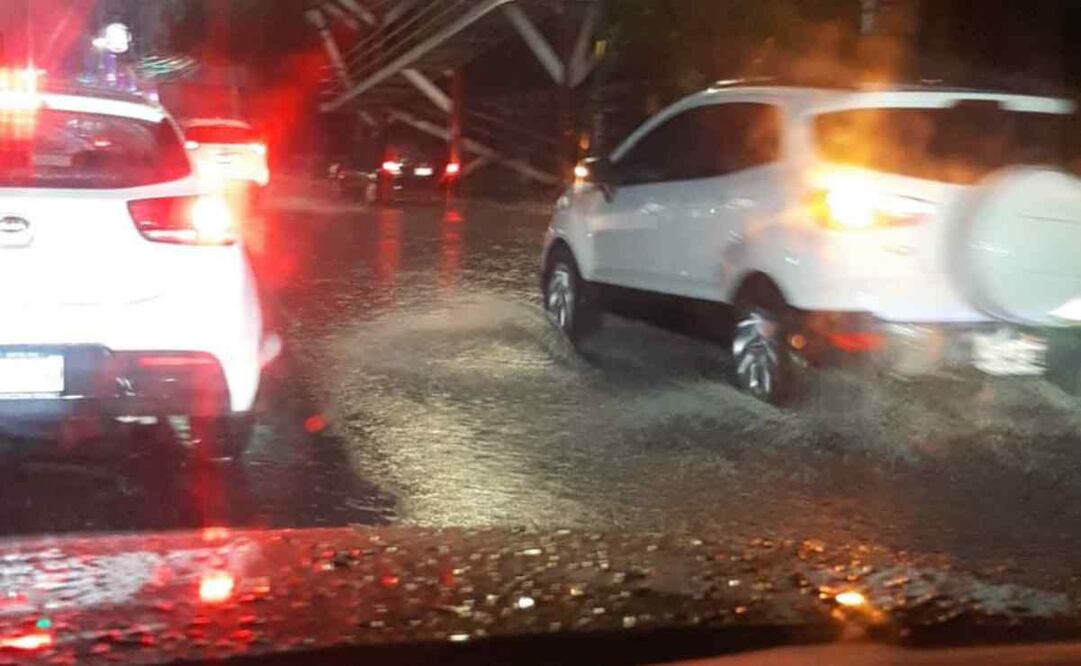 Además, en la zona centro del municipio de Cuautitlán Izcalli, también hay precipitaciones fuertes que comienzan a encharcar las avenidas. Foto: Especial