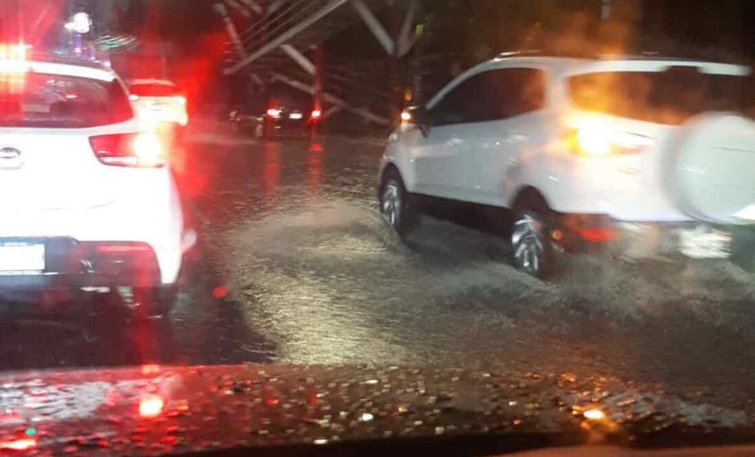 Además, en la zona centro del municipio de Cuautitlán Izcalli, también hay precipitaciones fuertes que comienzan a encharcar las avenidas. Foto: Especial