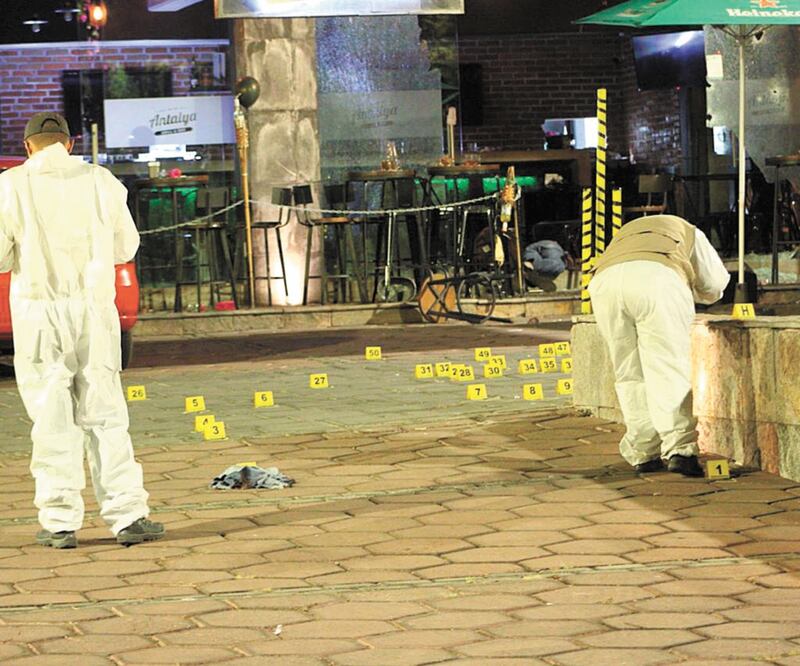 Peritos acudieron a la avenida San Diego, en la colonia Delicias, donde aseguraron indicios balísticos para su investigación. Foto: CARLOS DE LA FUENTE. EL UNIVERSAL