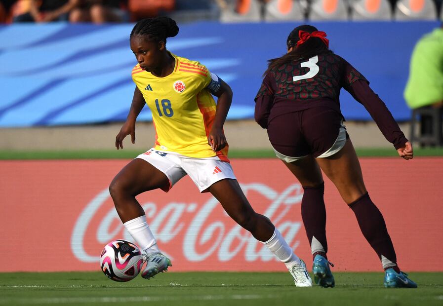 Linda Caicedo y Ana Mendoza peleando por la pelota, durante el duelo entre Colombia y México - Foto: AFP