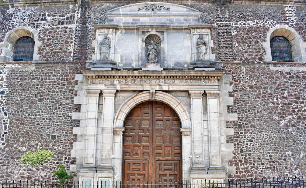 Entre las calles del Centro Histórico se encuentra el Templo de Jesús de Nazareno y la Purísima Concepción, en la calle República del Salvador 119. Dentro de esta iglesia, descansan los restos de Hernán Cortés, los cuales se encuentran en una de las paredes del altar. Hay una insignia roja y una tabla de piedra con inscripciones. Foto: Santiago Cadena/EL UNIVERSAL