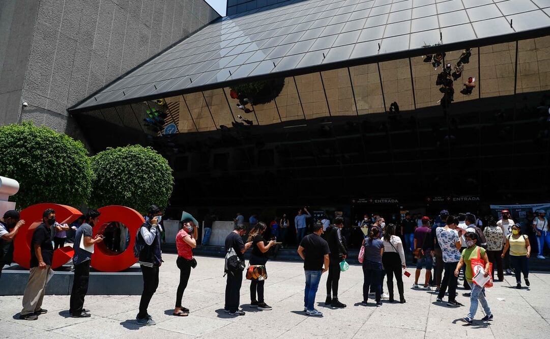 Sede del SAT en Paseo de la Reforma, en la que contribuyentes hacen fila desde temprano. Foto: DIEGO SIMÓN SÁNCHEZ. EL UNIVERSAL