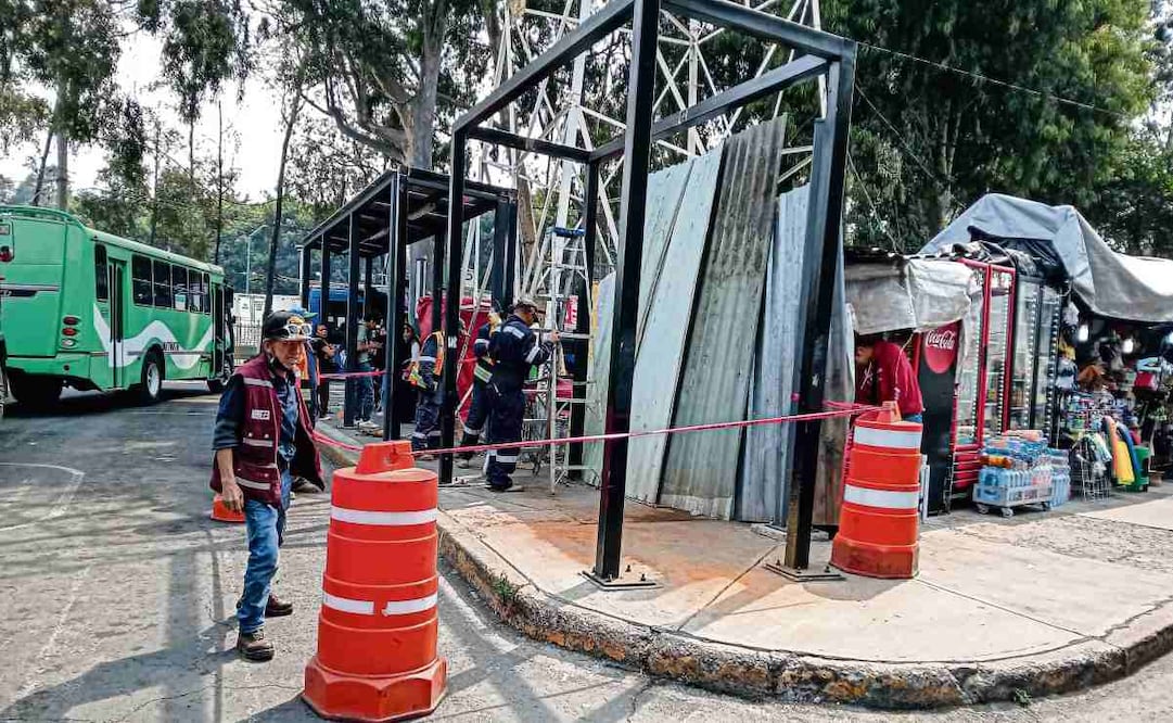 Los comerciantes informales ubicados en el Cetram Tasqueña empezaron a ser retirados. Foto: Gabriel Pano / EL UNIVERSAL