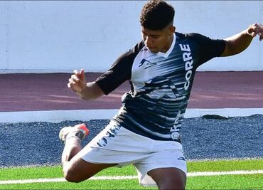 Futbolista colombiano anota su primer gol con equipo de la Liga Premier