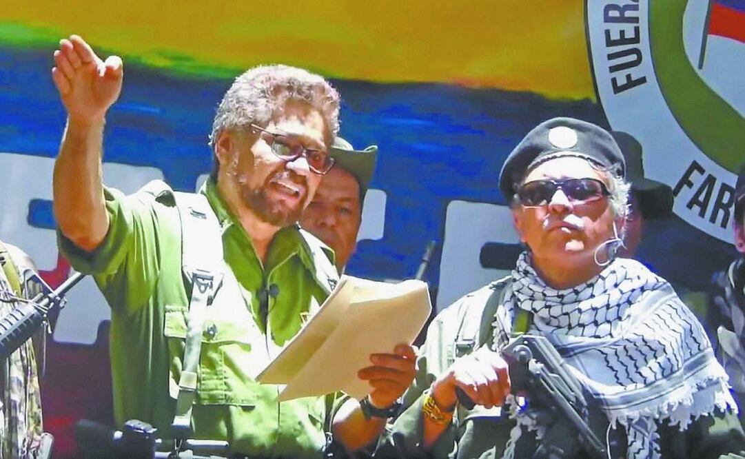 El excomandante de las disueltas guerrillas de las FARC en Colombia, Iván Márquez (izq.) y su colega Jesús Santrich(der.), en una imagen difundida en 2019. Foto: AFP