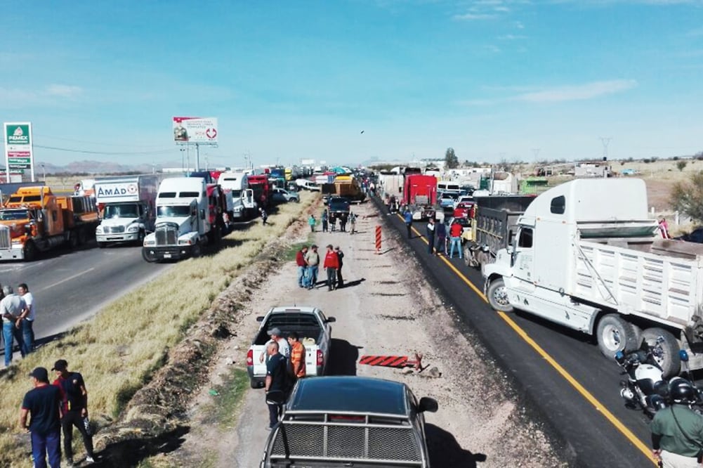 Unos 100 manifestantes cerraron la autopista que va a Ciudad Juárez, lo que causó un embotellamiento de más de mil vehículos. En la capital del estado, unos 120 camiones de carga se plantaron frente a instalaciones de Pemex. (LUIS FIERRO. EL UNIVERSAL)