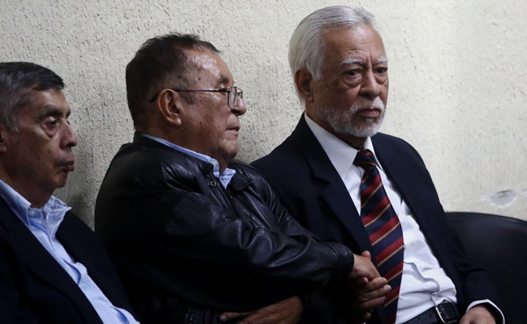 El militar retirado Francisco Gordillo le da la mano a Edilberto Letona Linares, quien fue absuelto. (FOTO: EFE)