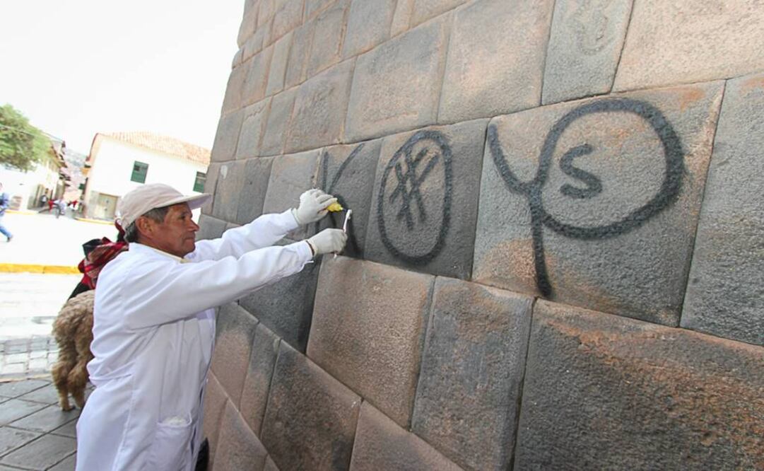 Personal especializado del Laboratorio Físico-Químico haciendo meticulosas labores de limpieza. (FOTO: Dirección Desconcentrada de Cultura de Cusco)