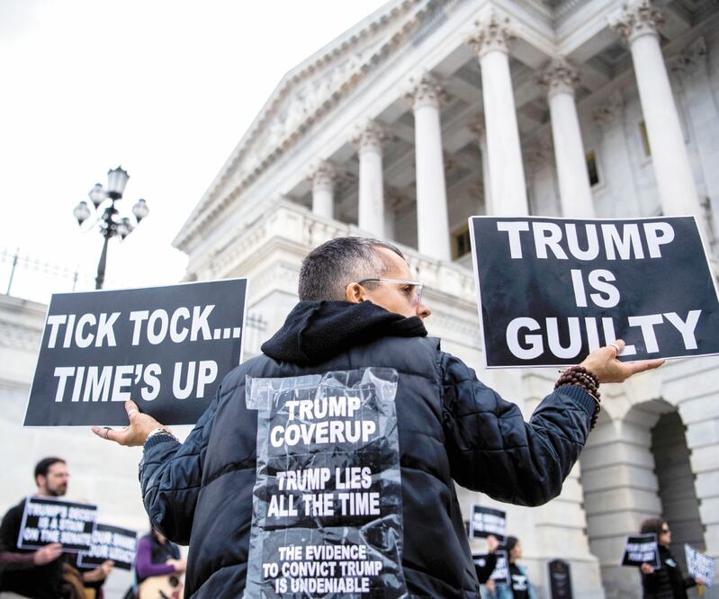 Un inconforme con el presidente estadounidense, Donald Trump, afuera del Senado, en Washington, donde ayer concluyeron los argumentos del juicio. Foto: AMANDA VOISARD. REUTERS