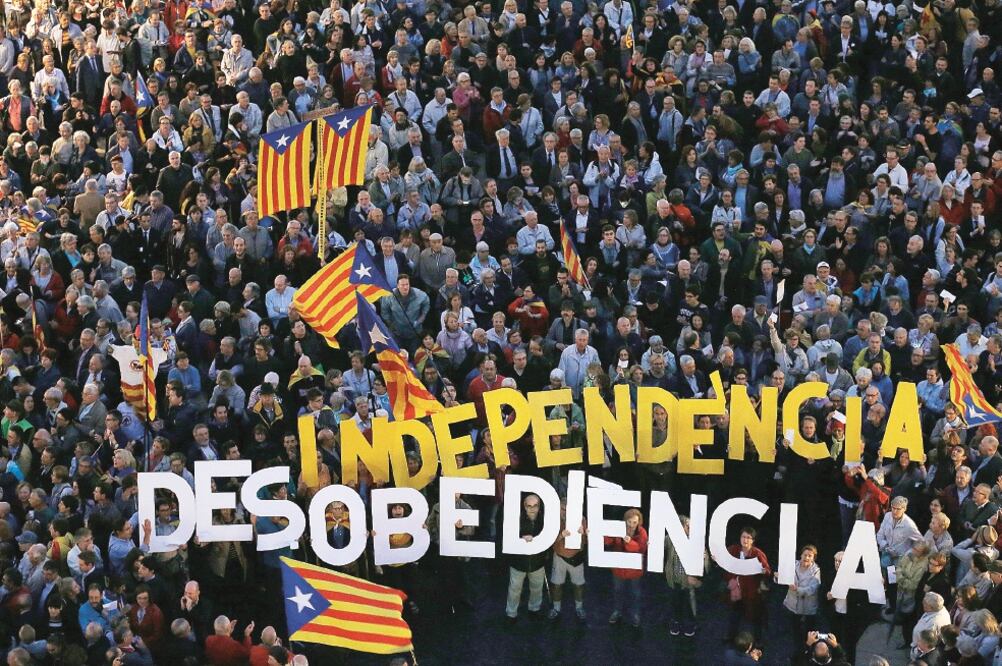 Catalanes tomaron las calles de Barcelona, en defensa del referéndum acerca de la secesión convocado el año pasado (MANU FERNANDEZ. AP)