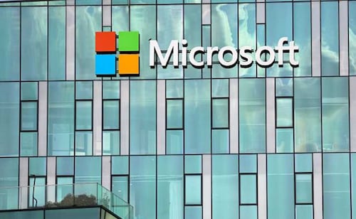 Microsoft registra aumento de emisiones y consumo de agua tras expansión de la IA; acelera huella ambiental