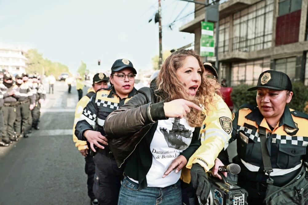 Los inconformes cerraron avenida Monterrey y Viaducto, por lo que policías de Tránsito llegaron al lugar. (ALEJANDRA LEYVA. EL UNIVERSAL)