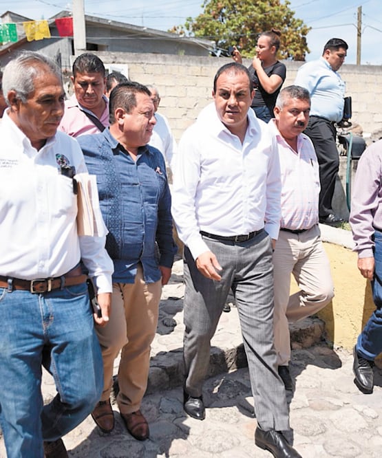 Cuauhtémoc Blanco (centro) entregó ayer la techumbre metálica de la cancha de usos múltiples de la telesecundaria Carmen Serdán. 