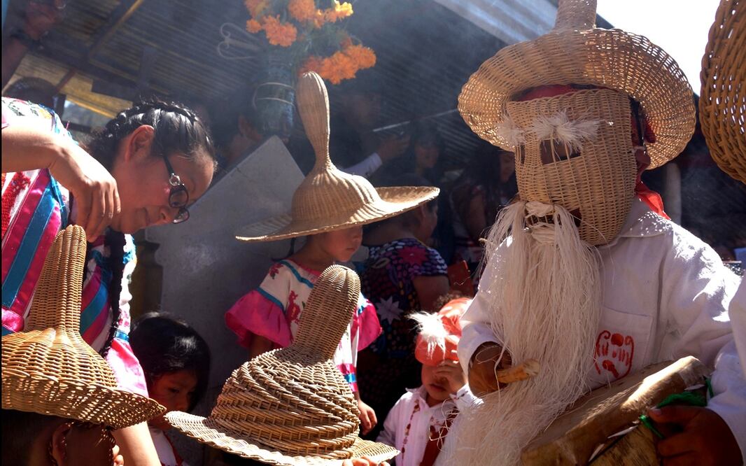 Mazatecos realizan ritual en el panteón de Huautla de Jiménez para recibir a las ánimas que visitarán a sus seres queridos, en Oaxaca, el 27 de octubre de 2025. Foto: Edwin Hernández/EL UNIVERSAL