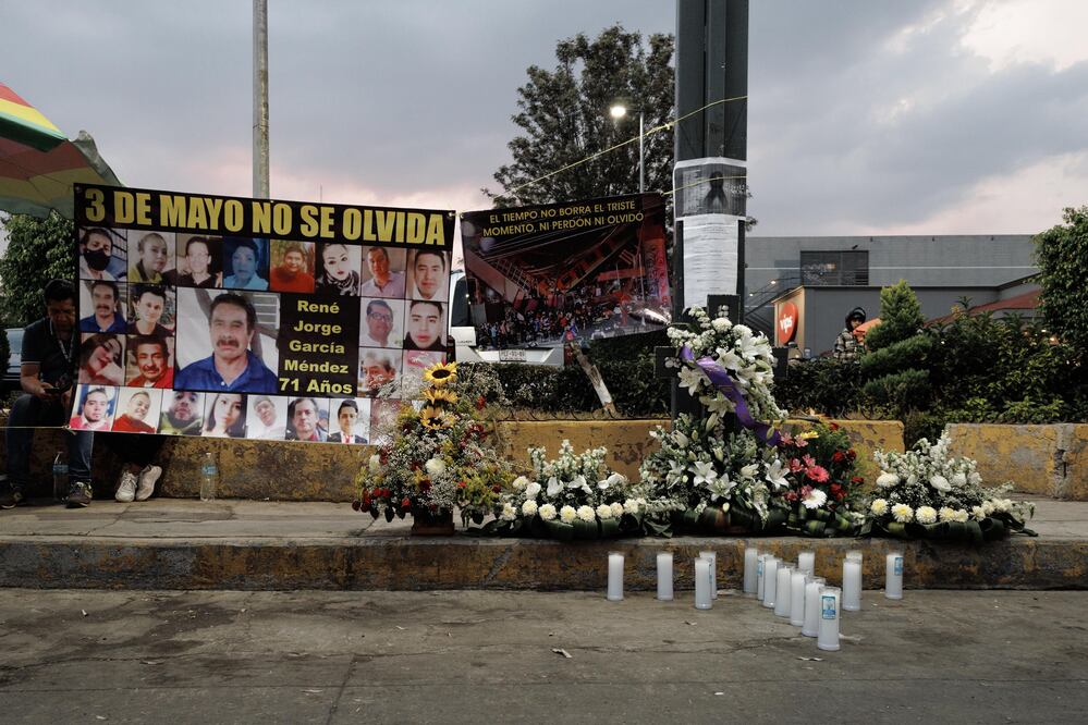 Este sábado 3 de mayo fue instalado un memorial afuera del metro Olivos de la Línea 12, la zona cero, en conmemoración de las 26 personas que perdieron la vida hace 4 años. (Foto: Yaretzi Osnaya/ EL UNIVERSAL)
