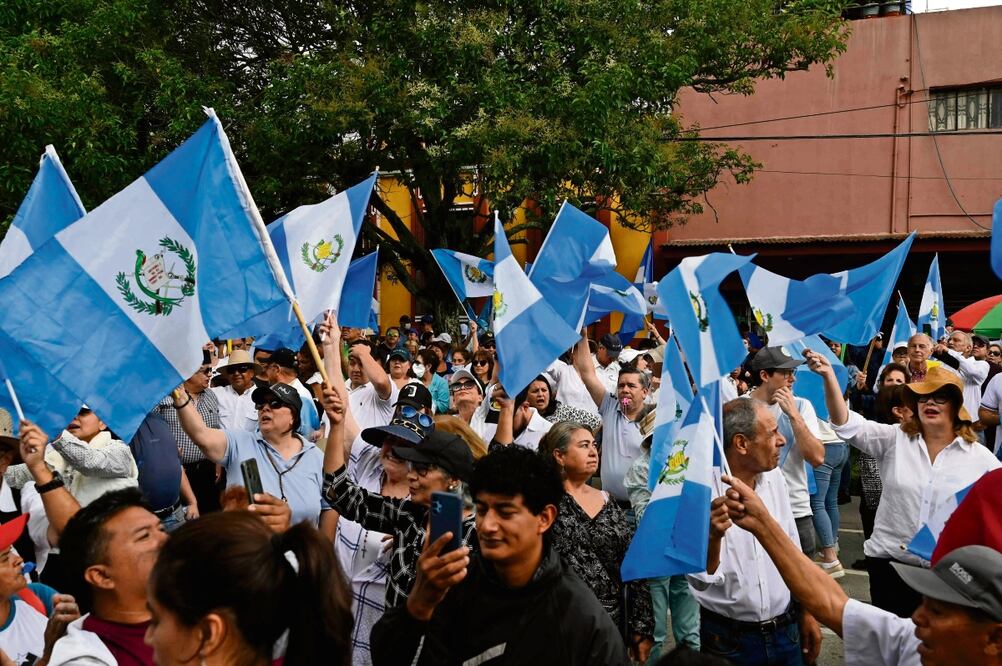 Guatemaltecos protestan frente al Tribunal Supremo Electoral para exigir nuevas elecciones por un presunto fraude en la jornada del 25 de junio. Foto: AFP