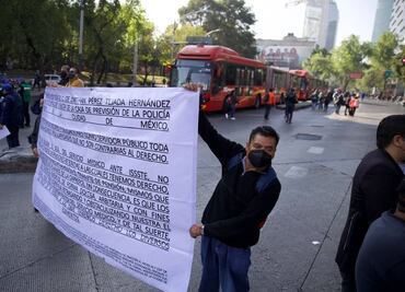 Policías bloquean Insurgentes y Reforma; exigen pago de pensiones