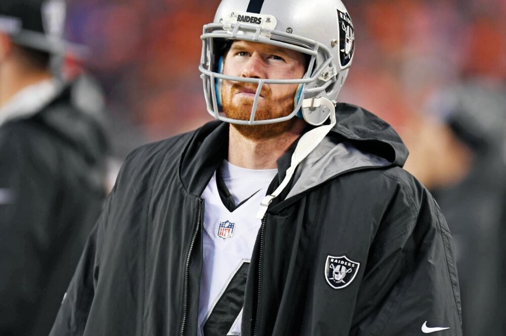 Matt McGloin, QB de Oakland, abandonó el emparrillado por lesión. (RON CHENOY. -USA TODAY SPORTS)