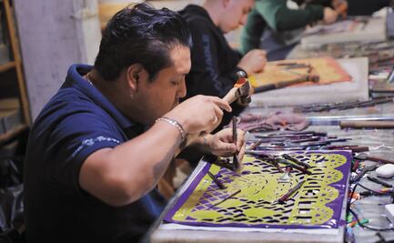 Creación de papel picado, el legado familiar