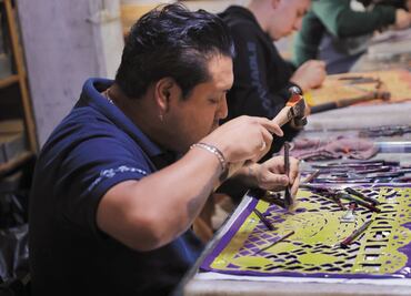 Creación de papel picado, el legado familiar
