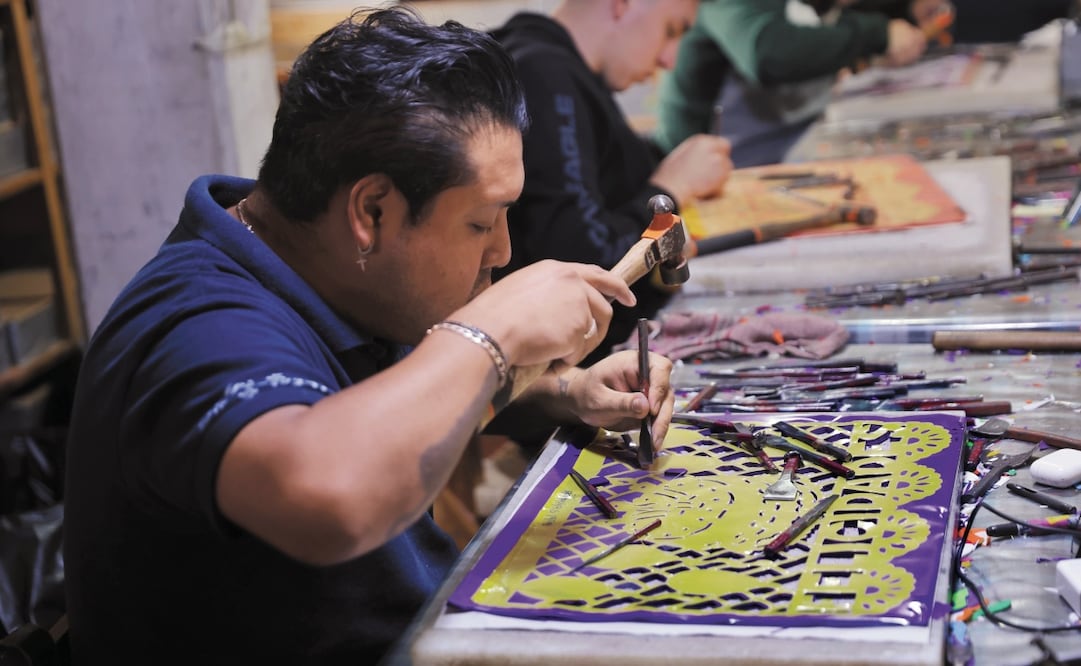 Elaboración del papel picado. Fernanda Rojas/ EL UNIVERSAL