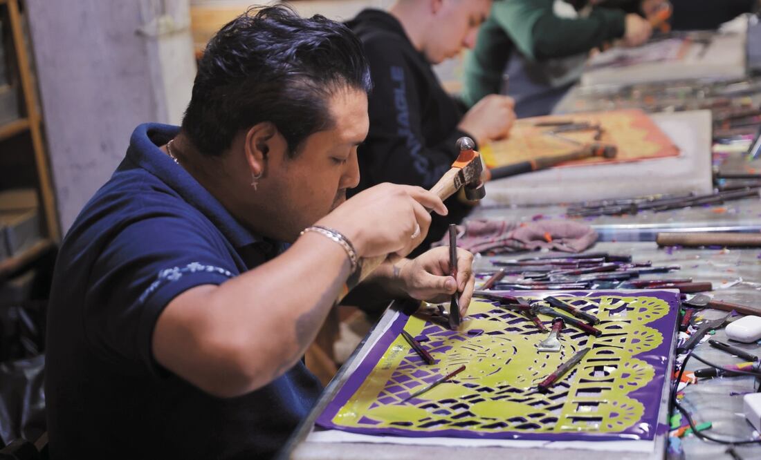 Elaboración del papel picado. Fernanda Rojas/ EL UNIVERSAL
