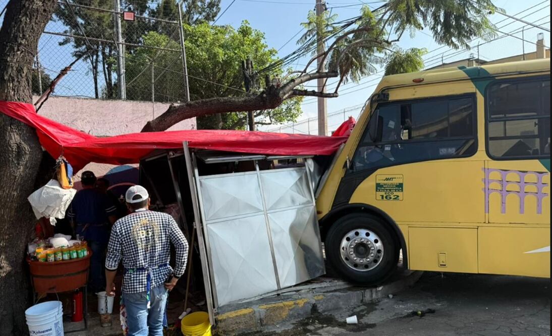 Diez personas resultaron lesionadas luego de un choque entre dos unidades del transporte público en la colonia Nueva Vallejo, alcaldía Gustavo A. Madero, el viernes 17 de octubre de 2025. Foto: especial