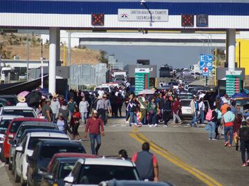 Sección 22 del SNTE inicia paro laboral de 48 horas; toma dependencias federales y casetas de peaje en Oaxaca