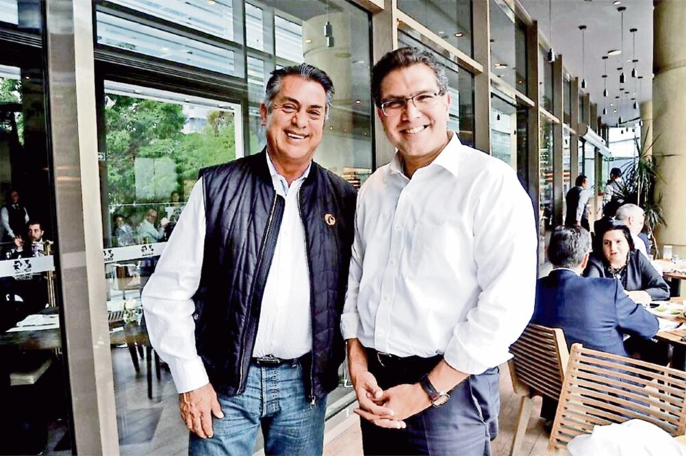 Jaime Rodríguez El Bronco, aspirante a la candidatura presidencial por la vía independiente, a su salida de la reunión que sostuvo con Armando Ríos Piter, en un hotel de Paseo de la Reforma (TOMADA DE TWITTER)