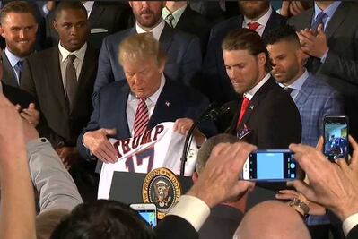 Altuve, jugador de Astros, deja a Trump con la mano estirada
