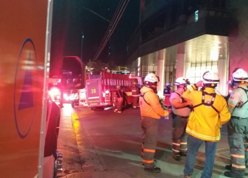 Desalojan a mil 600 personas por incendio de restaurante La Flama en Monterrey