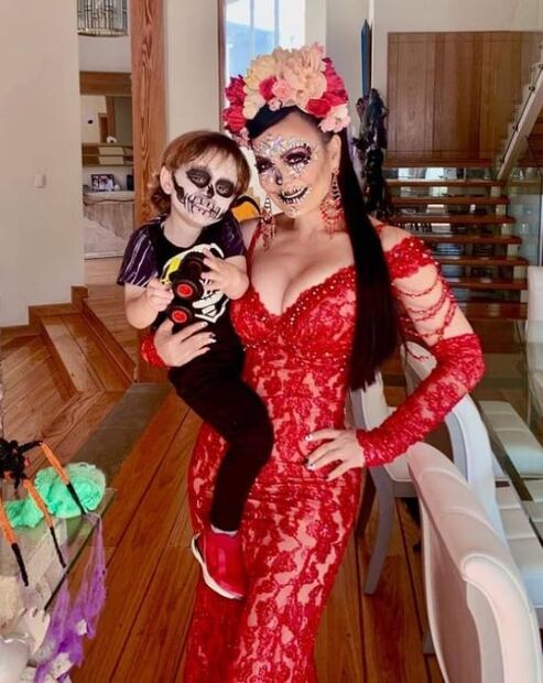 ¿Y ese maquillaje?, cuestionan a Maribel Guardia por disfraz de Halloween