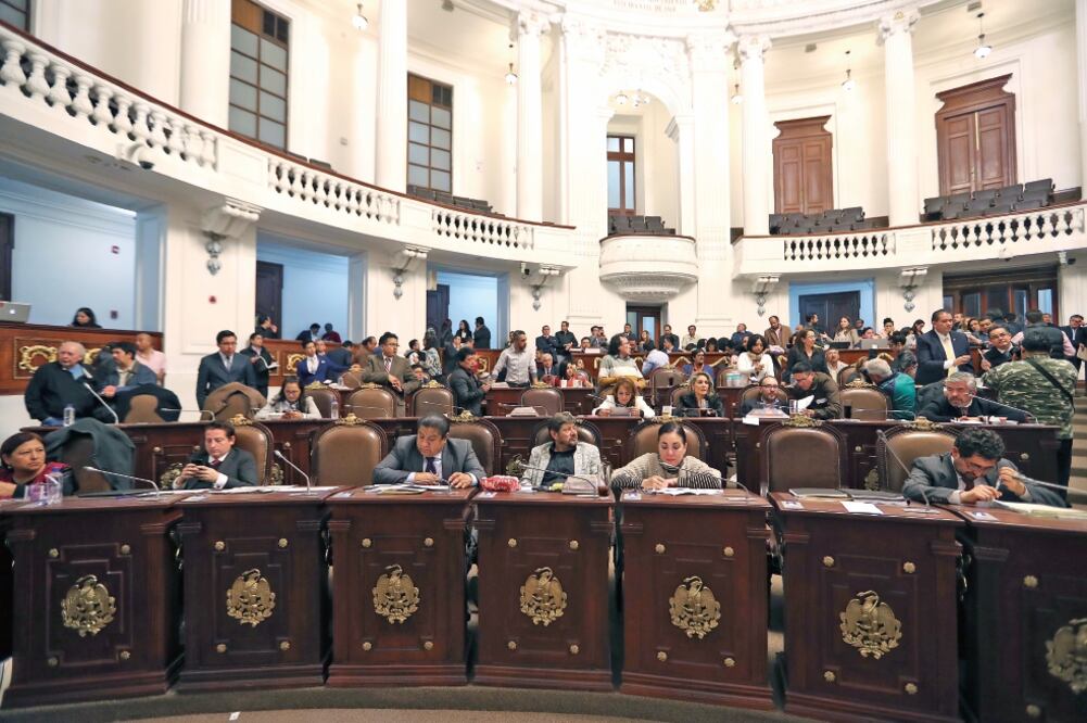 Este jueves, el pleno de la Asamblea aceptó permisos de las perredistas Nora Arias Contreras, Elizabeth Mateos y Luisa Yanira Alpizar Castellanos. Foto: ARCHIVO EL UNIVERSAL