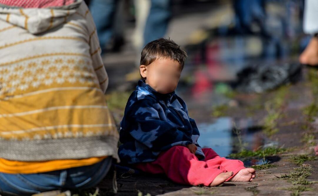 Un niño que participa en la caravana migrante, toma un descanso, en el Estadio Jesús Martínez "Palillo", en la Ciudad Deportiva Magdalena Mixhuca, (Foto: Xinhua)