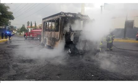 Falla mecánica provoca incendio en microbús en Naucalpan; hay dos pasajeros lesionados