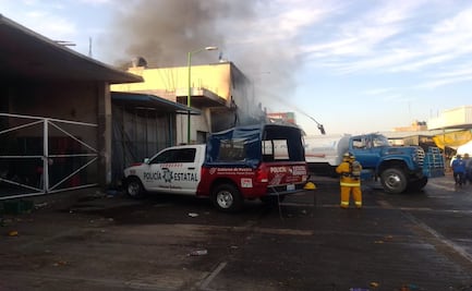 Se registra fuerte incendio en bodega de plásticos en zona centro de Puebla